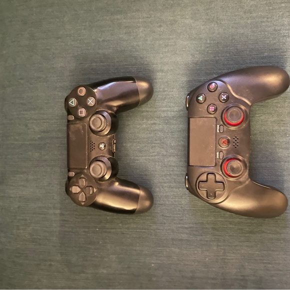 PlayStation 4 with 2 remote controllers and 3 games. - Picture 6 of 8